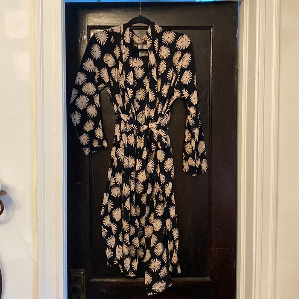 Arobatherapy black and cream floral robe